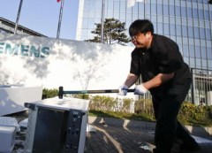 Chinese blogger destroys faulty Siemens refrigerator
